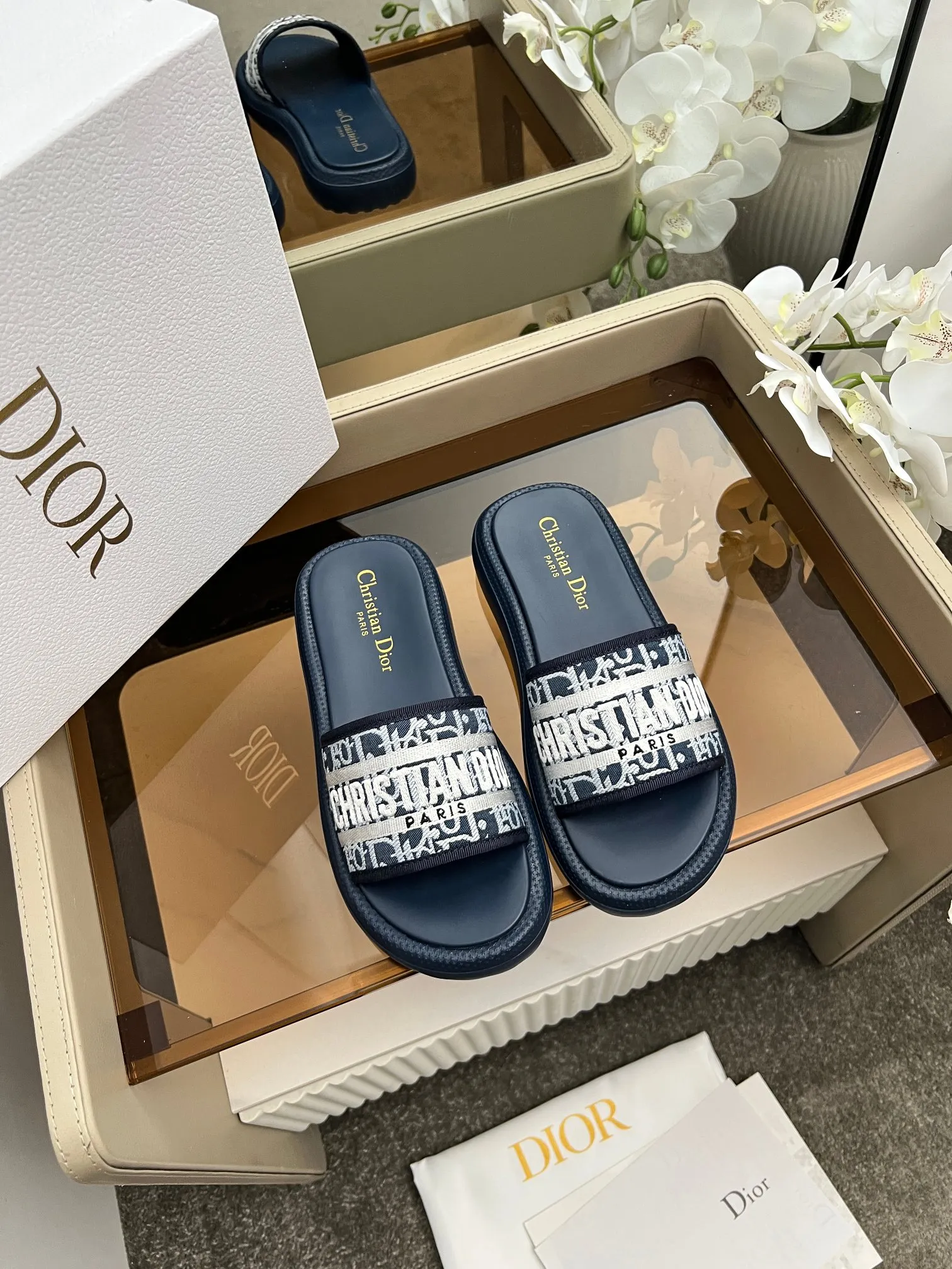 👟👟Ex-factory price 420👟👟 Dior high version slippers, 👏👏2025 new classic model 🔥Purchasing level qualityHigh-end thick-soled slippers in foreign countersHigh version with rust style💋———————————— Upper➕Inner: Original customized special electric embroidery material, Sole: Original mold 1.1 (lightweight) Bottom thickness: heel 5cm, forefoot 3cm, size 35-40 (with full set of packaging, cloth bag handbag, card instructions). You are welcome to place an order in advance, first come first served. Win-win cooperation.